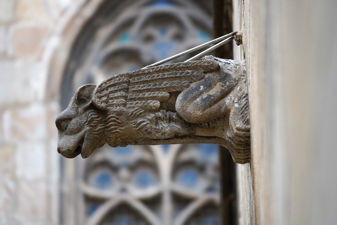Detail van een stenen grotesk aan een gotische kerkgevel